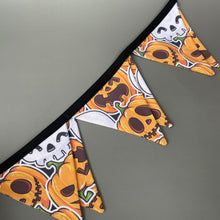 Load image into Gallery viewer, Pumpkin and skulls Halloween miniature bunting. Viv decorations. Cage decorations.