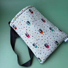 Load image into Gallery viewer, Hogs in pots padded bonding bag, carry bag for hedgehog. Fleece lined pet tote. Pet travel bag.