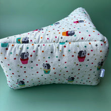 Load image into Gallery viewer, Hogs in pots corner house. Hedgehog and small pet cube house. Padded fleece lined house.