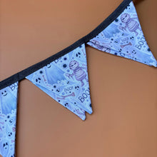 Load image into Gallery viewer, Halloween mummy and ghosts miniature bunting. Viv decorations. Cage decorations.