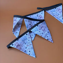 Load image into Gallery viewer, Halloween mummy and ghosts miniature bunting. Viv decorations. Cage decorations.