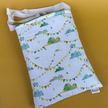 Load image into Gallery viewer, Clouds and bunting padded bonding bag, carry bag for hedgehog. Fleece lined pet tote. Pet travel bag.