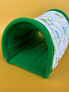 LARGE clouds and bunting guinea pigs stay open tunnel. Padded tunnel for guinea pigs.