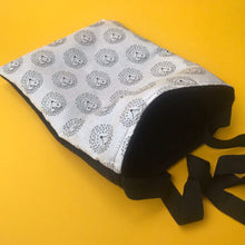 Load image into Gallery viewer, The Hoghouse hedgehog padded bonding bag, carry bag for hedgehogs. Fleece lined.