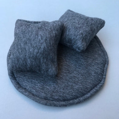 Regular cuddle cup cushions. Extra cuddle cup cushions and mini pillows. Removable cushions.