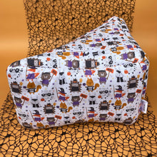 Load image into Gallery viewer, Halloween animals corner house. Hedgehog and small pet cube house.
