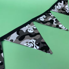 Load image into Gallery viewer, Camo skulls miniature bunting. Viv decorations. Cage decorations.