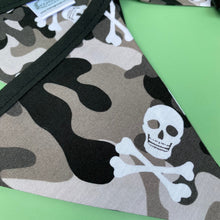 Load image into Gallery viewer, Camo skulls miniature bunting. Viv decorations. Cage decorations.