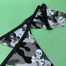 Load image into Gallery viewer, Camo skulls miniature bunting. Viv decorations. Cage decorations.