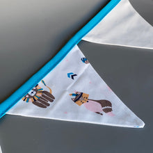 Load image into Gallery viewer, Totem pole miniature bunting. Viv decorations. Cage decorations.