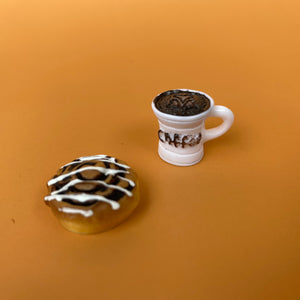 Mini cafe board sign for photos. Coffee and cinnamon bun photo props